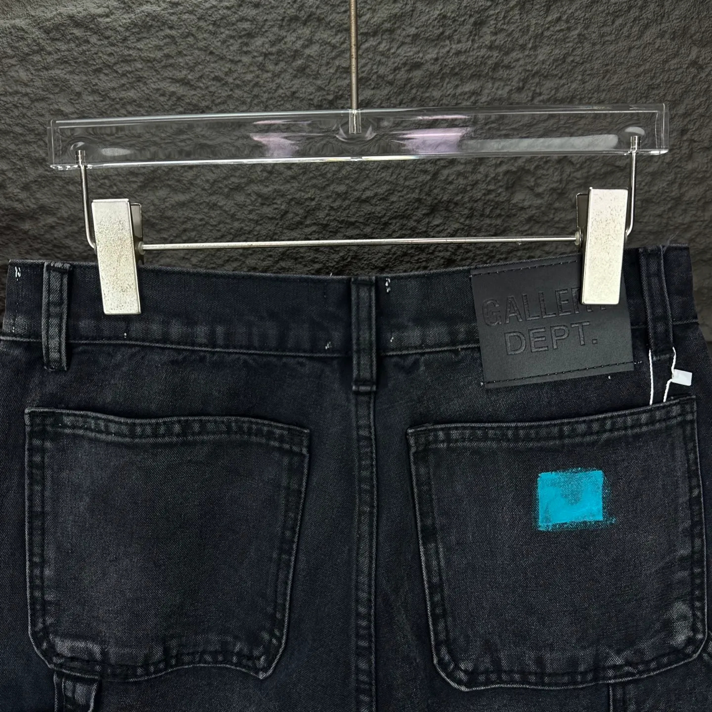 P250 GALLERY DEPT. & Croixin co-branded 2025 new splash-ink hand-painted splicing multi-pocket couple style loose washed micro-flared jeans 🔥High version🔥High version🔥 Top ceiling quality Styles with different washed textures are very friendly to people with thin legs and thick legs. The micro-flared version is very flattering. Moderate length that never goes out of style, easy to match with casually, basic styling for various styles, a must-have in the wardrobe! The fabric is stiff but also makes the upper body soft without losing texture. The washing process is even more perfect. It is a must-have item for everyone! ! ! Washed wheat, hang tag, pants label, three complete labels, color: black, size: 28, 30, 32, 34, 36 (five sizes)